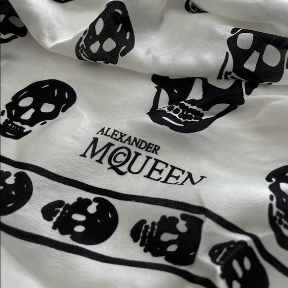Alexander McQueen silk skull scarf - Picture 2 of 10
